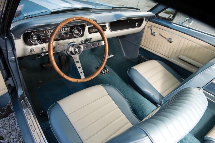  Ford Mustang Luxury G.T. 2+2 1965 года  (фото 2 из 4)